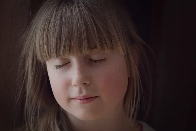 아이가 눈을 감고있는 사진
시각 청각 후각 감각처리와 인지