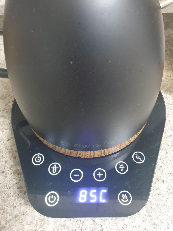 브뤼스타 드립포트의 온도가 85℃를 가르키고 있다.