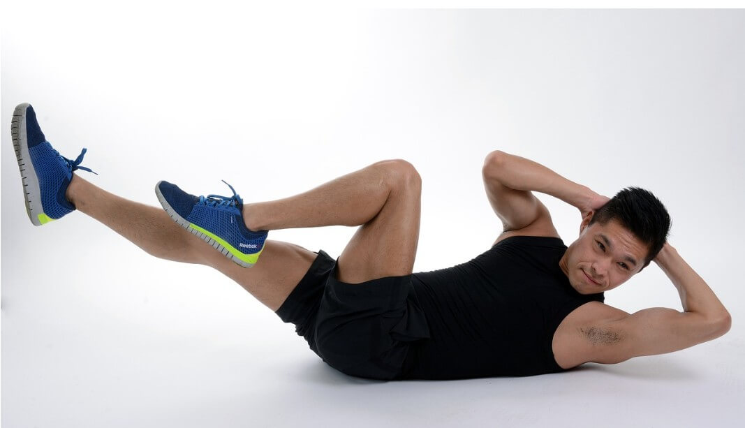 실내에서 운동 중인 남성