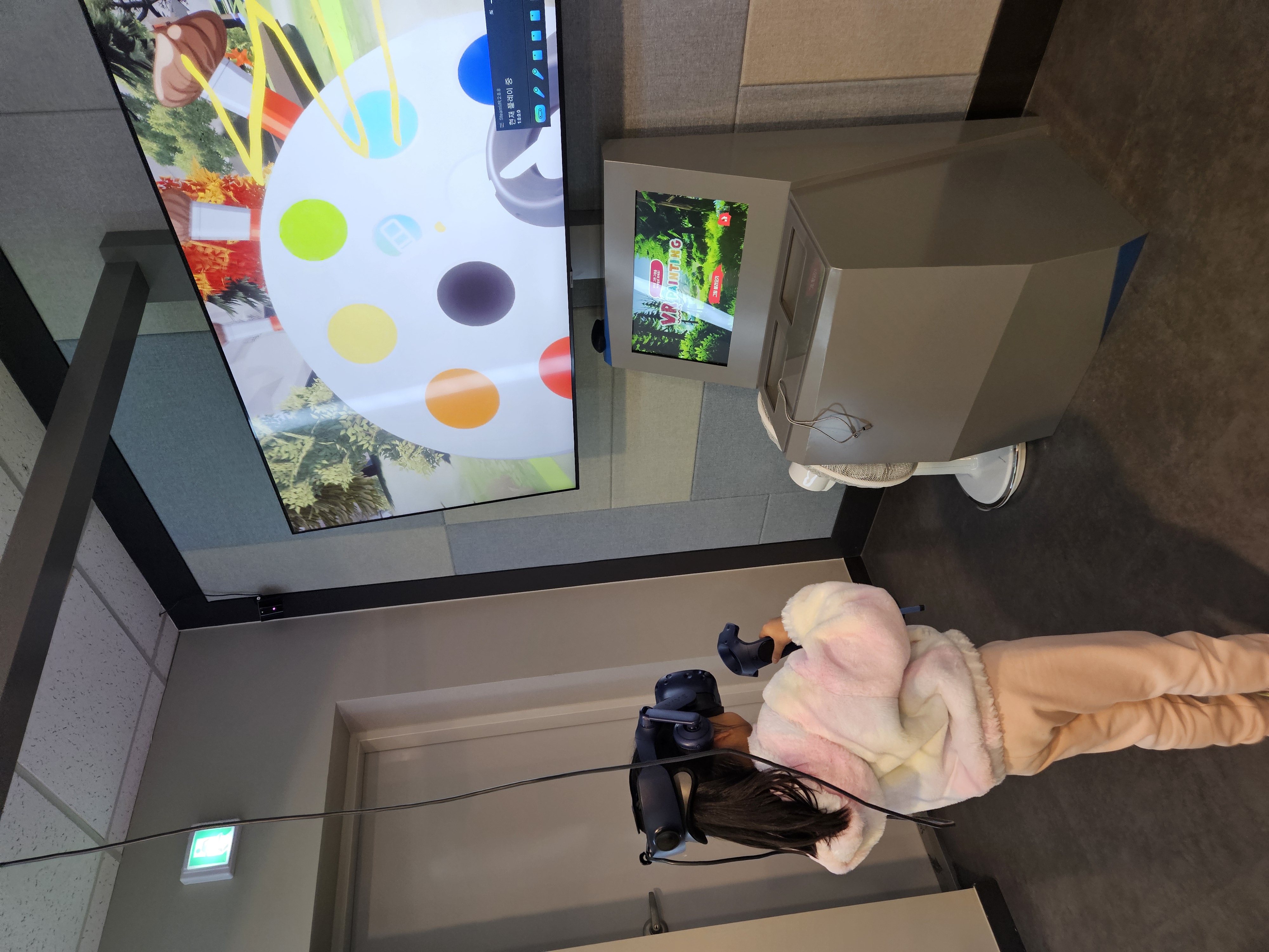 양포 도서관 어린이 디지털 체험존에서 VR 기기를 착용하고 즐거워하는 아이