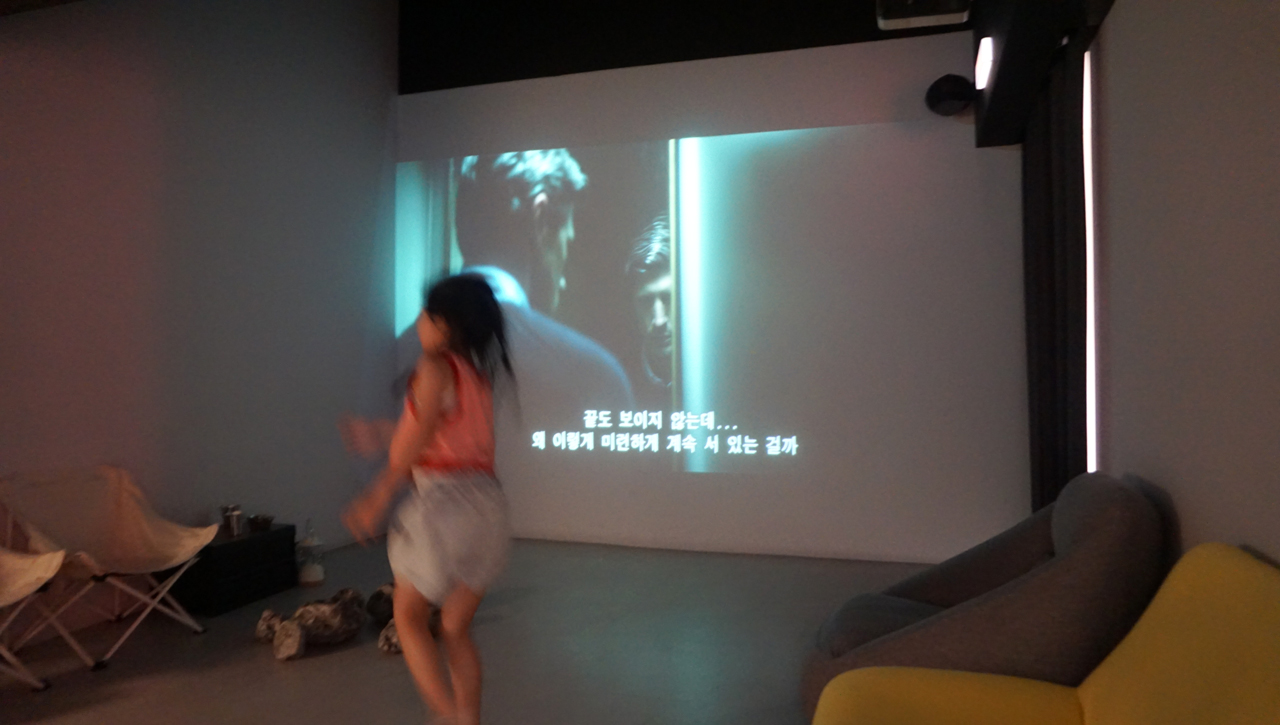 굽네 플레이 타운의 미디어 아트존에서 영화를 본다