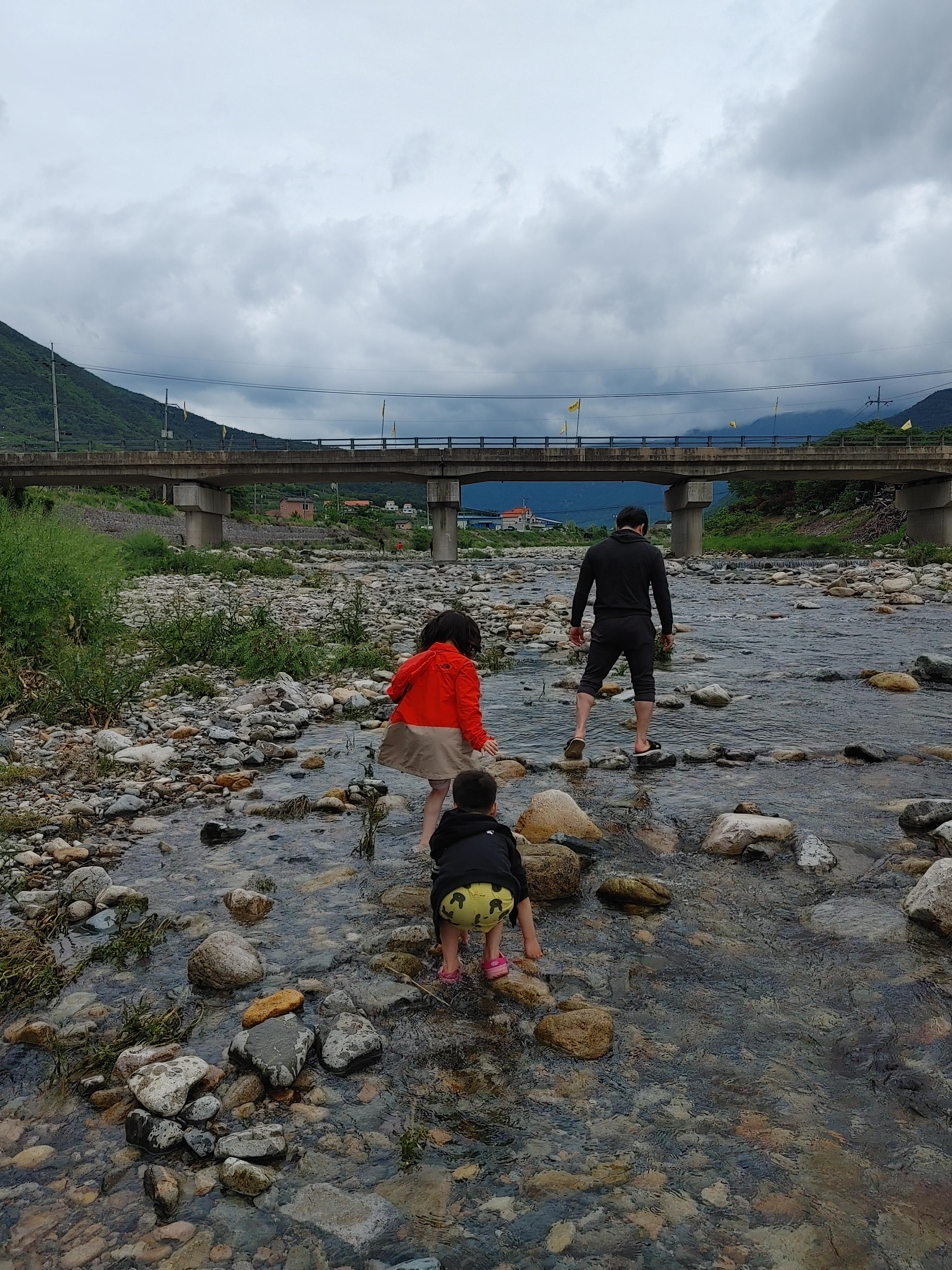 강가에서_놀고있는 아이