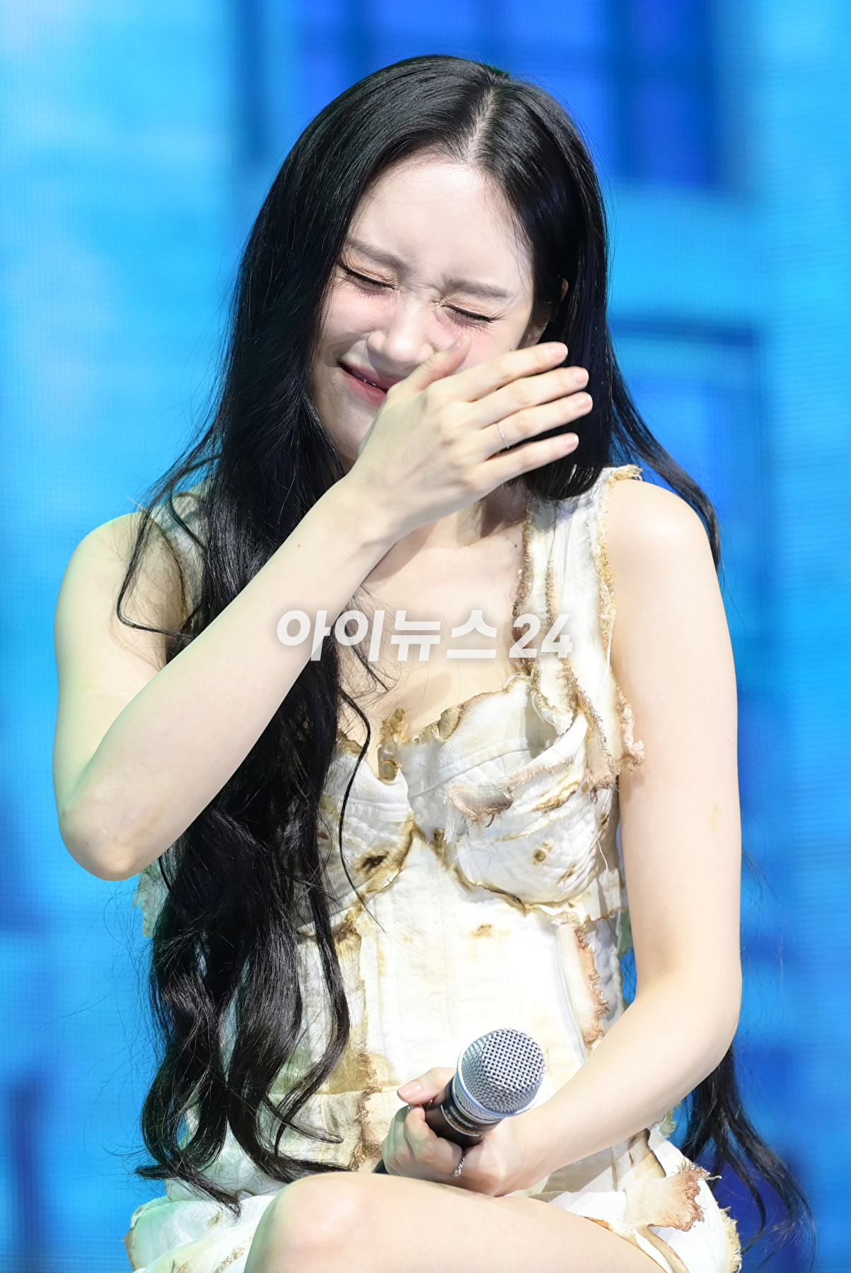 가수 선미가 17일 오후 서울 용산구 한남동 블루스퀘어에서 열린 새 싱글 앨범 '스트레인저(STRANGER)' 발매 기념 쇼케이스에서 '스트레인저' 무대를 선보이고 있다. [사진=정소희 기자]