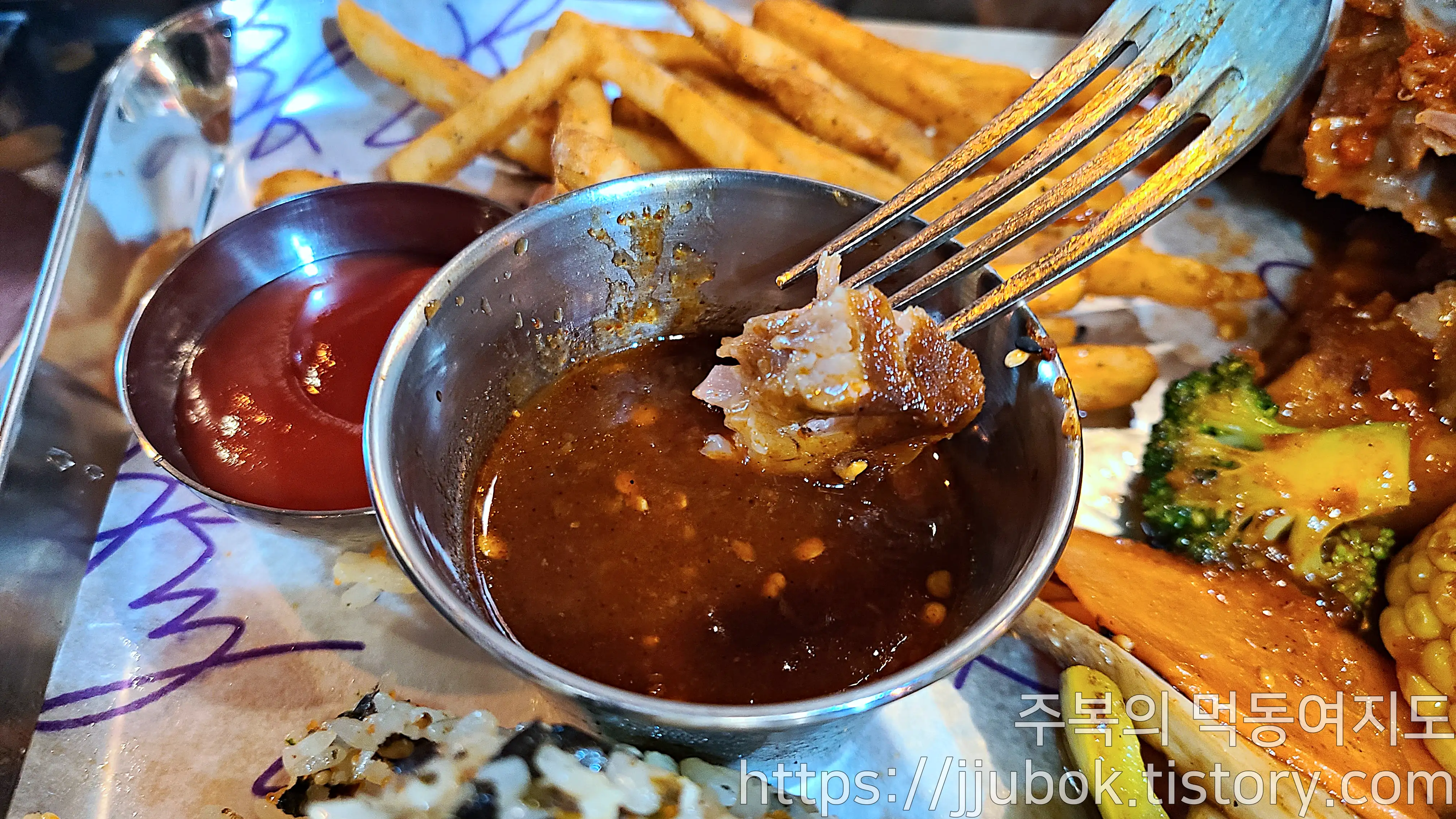 무청감자탕-볼케이노-뼈구이-소스-맛