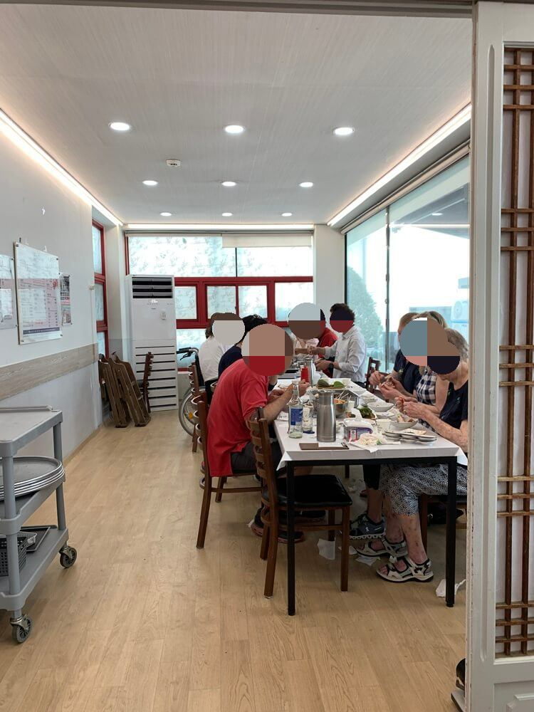 1층 왼편 대가족 테이블