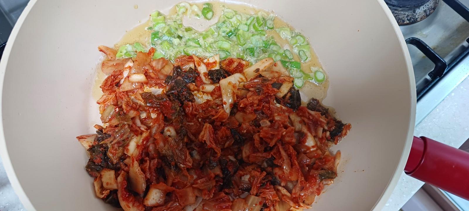 김치 썰어 넣기