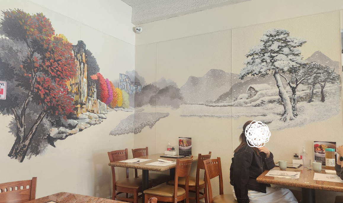 성묵동 식당 실내 한면의 동양화 그려놓은 이미지