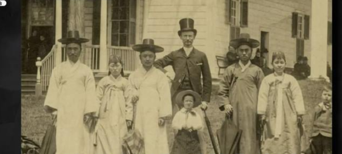 조지워싱턴 생각 앞에서 찍은 이완용 사진