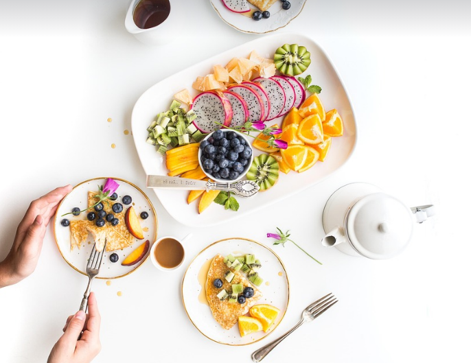 물병과 건강한 채소, 과일이 담긴 그릇, 식이섬유 섭취 시 물의 중요성