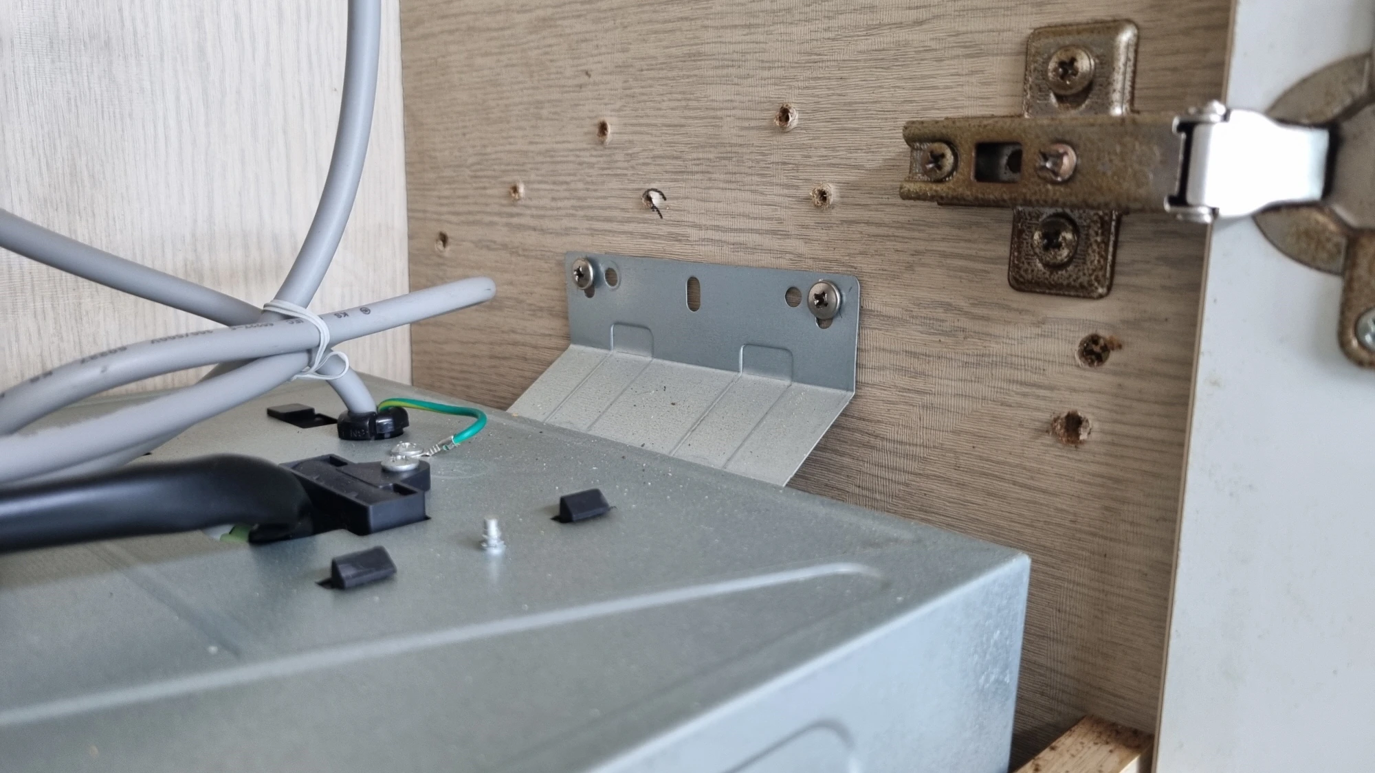 후드 고정 볼트 위치