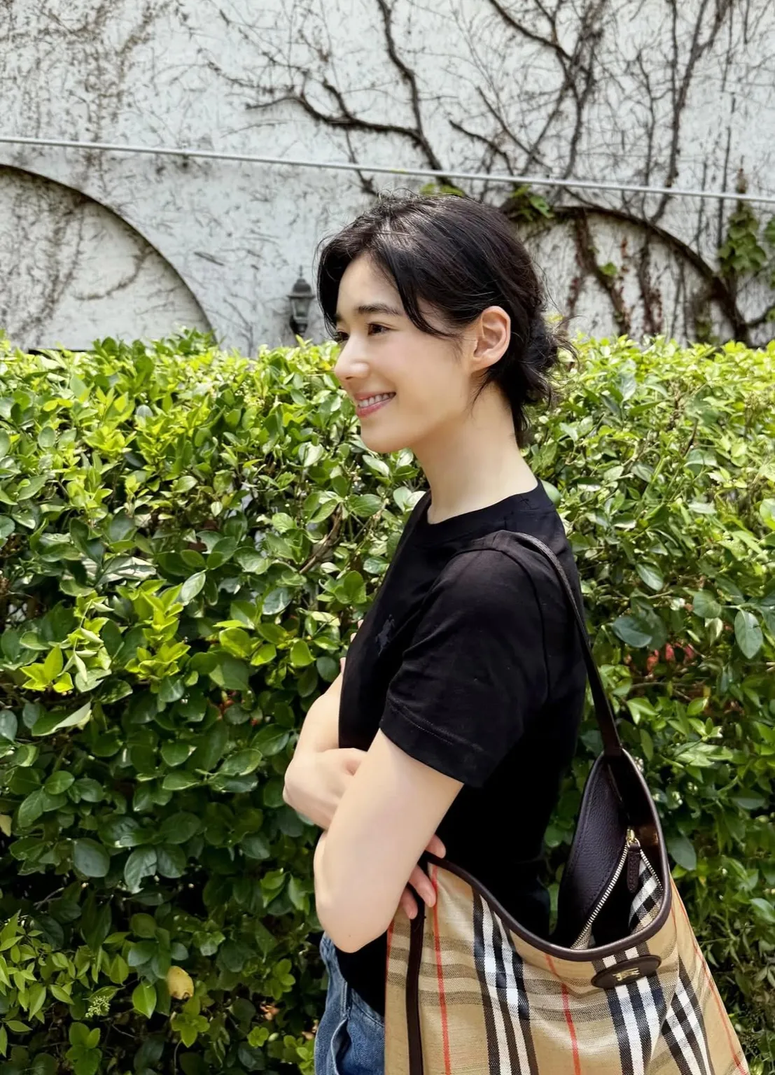 버버리 트렌치코트, 정은채 전지현 버버리 공항패션, 전지현 트렌치코트, 버버리 롱 캐슬포드, 버버리 캐슬포드 오버사이즈, 버버리 캐슬포드 레귤러핏, 2025 FW 공항패션, 공항패션 스타일링, 트렌치코트 비교, 트렌치코트 코디법, 트렌치코트 추천, 셀럽 트렌치코트, 버버리 공식몰, 버버리 나이트 아크백, 셀럽 패션 분석, 여자 트렌치코트 코디, 여자 공항룩