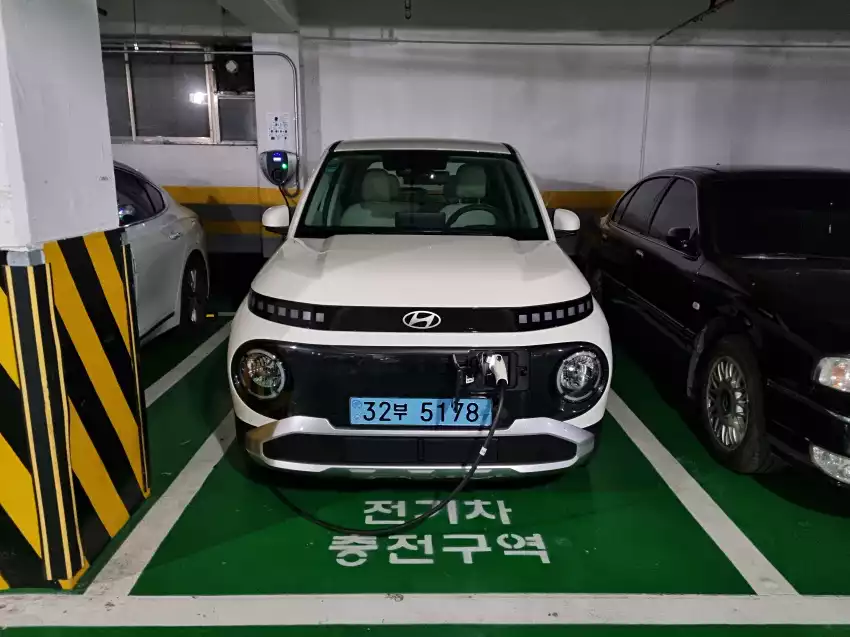 완속 충전 중인 제 캐스퍼 일렉트릭입니다.