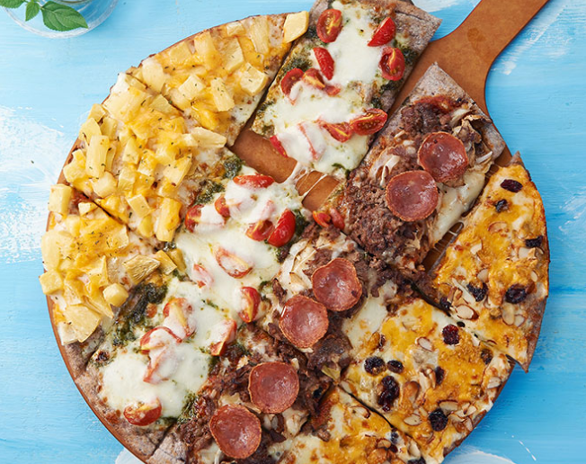 다양한 토핑이 들어간 피자를 잘라놓은 모습