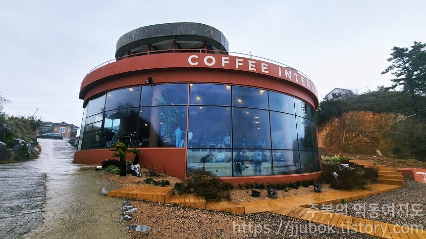 커피인터뷰-파도리-카페-건물