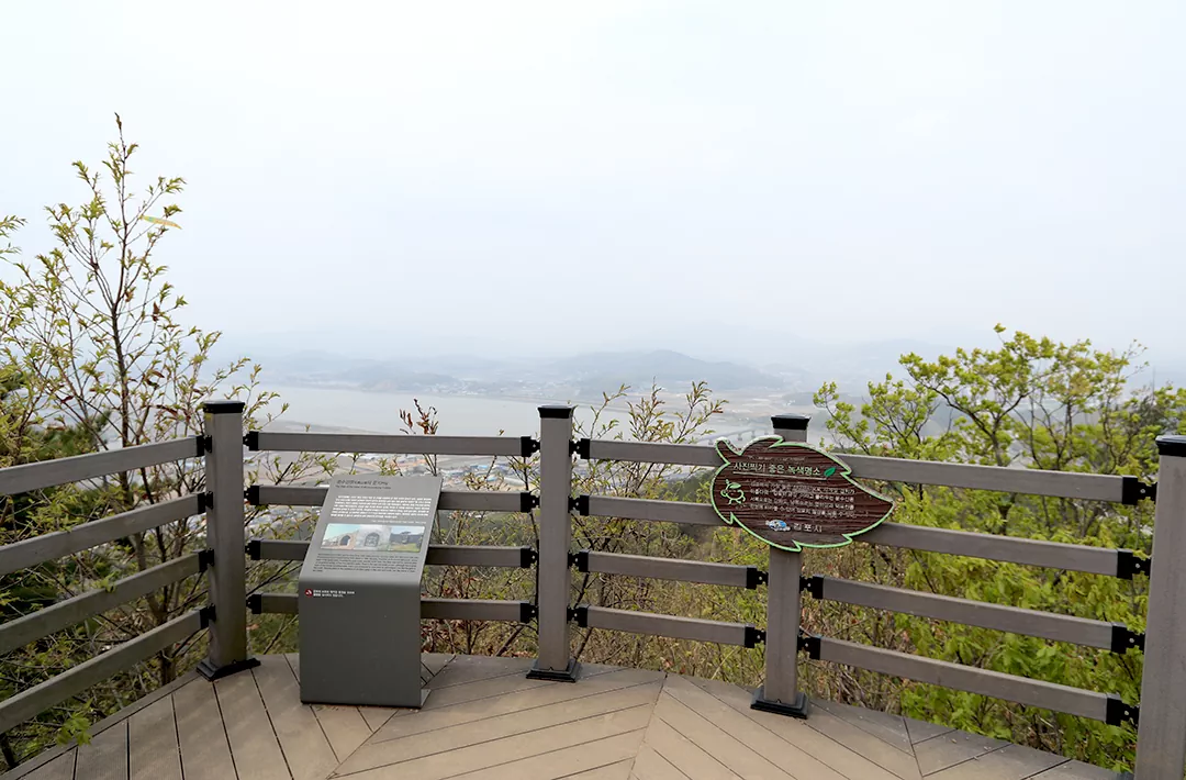 평화누리길 2코스 초반 구간 문수산 전망대에서 바라본 전경 사진입니다.