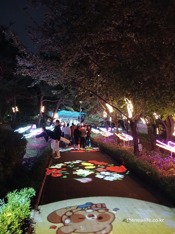 장자호수공원 빛축제 길 위로 투사된 조명과 함께 이어진 겨울 야간 걷기 코스