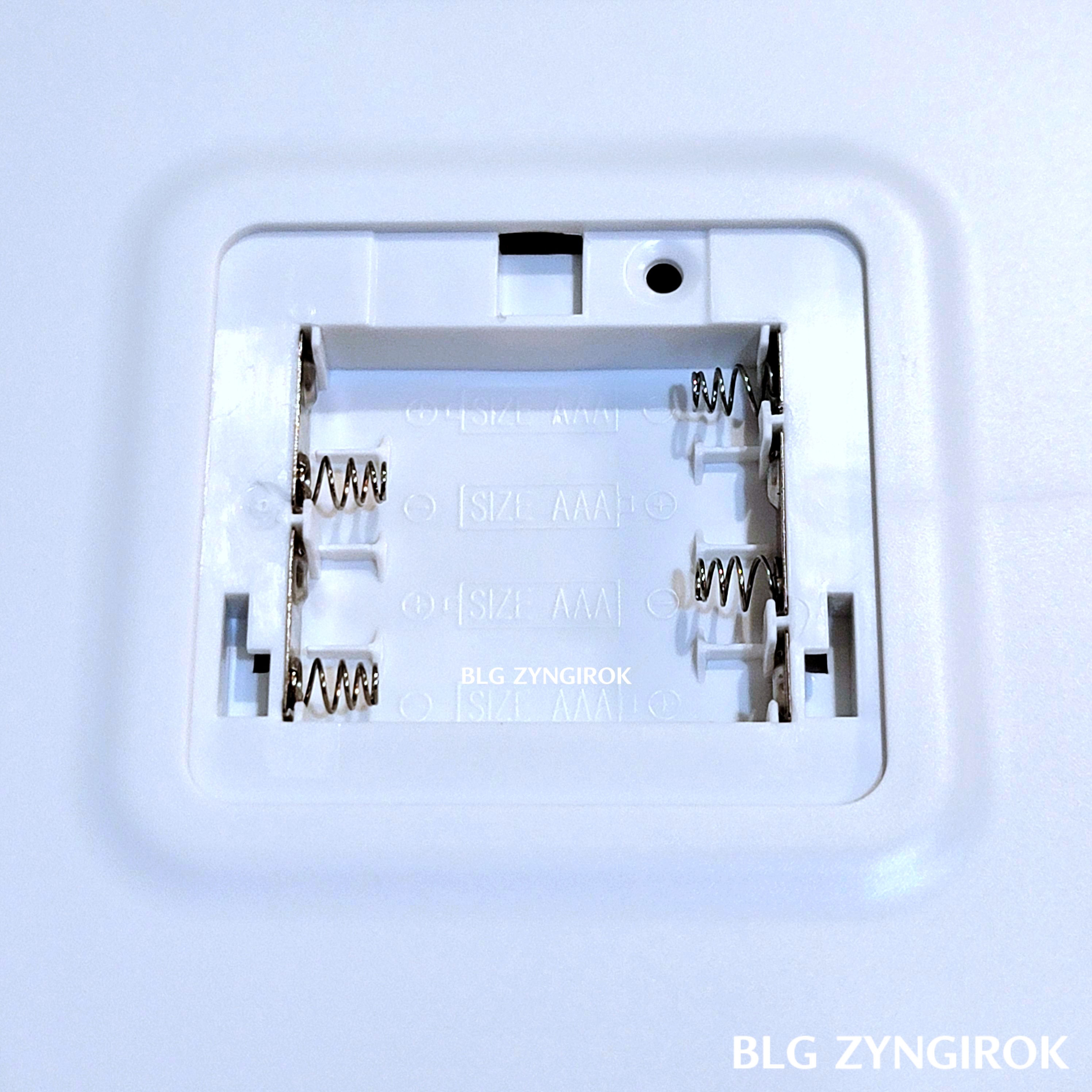 무아스 더 슬림핏 체지방 체중계 건전지 넣는 곳 모습이다.