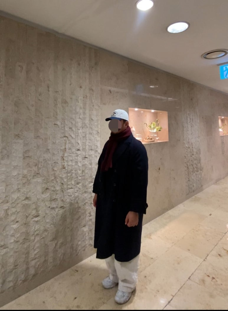 데일리룩('25. 11. 28.)조이스베케이션 투톤 볼캡 야구모자, 리끌로우 울터치머플러 목도리, 그레이휴 더블브레스티드 롱코트, 무신사스탠다드 벌룬팬츠, 뉴발란스 스니커즈 화이트