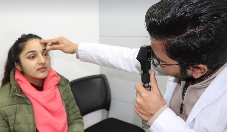 눈 검사를 하는 모습 (근시, 원시, 난시 차이점(원인, 증상, 치료법))