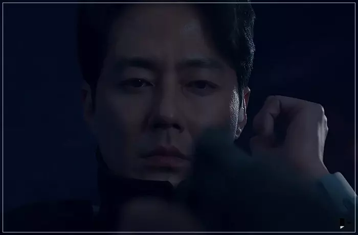 무빙-두식-미현을-지켜-보고-있다