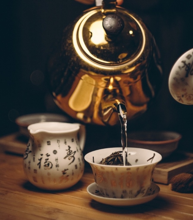 녹차는 건강에 아주 이롭지만 과음은 금물