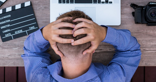 두통은 다양한 원인에 기인할 수 있으며 각각의 상황에 따라 다른 종류로 나뉜다