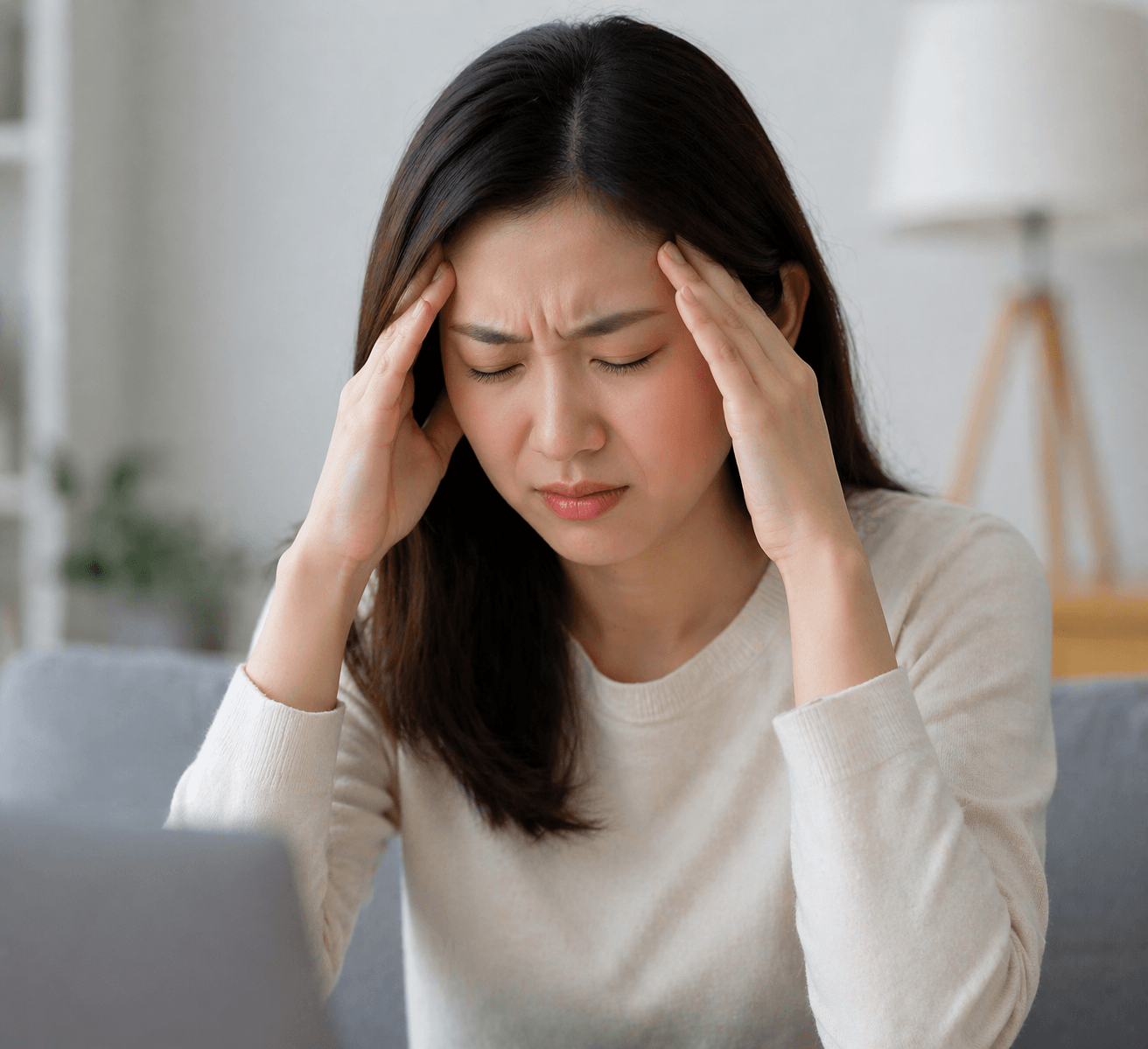 두통을 호소하는 사람 사진