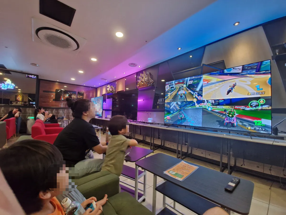 레이싱게임에-몰두하고-있는-아이들