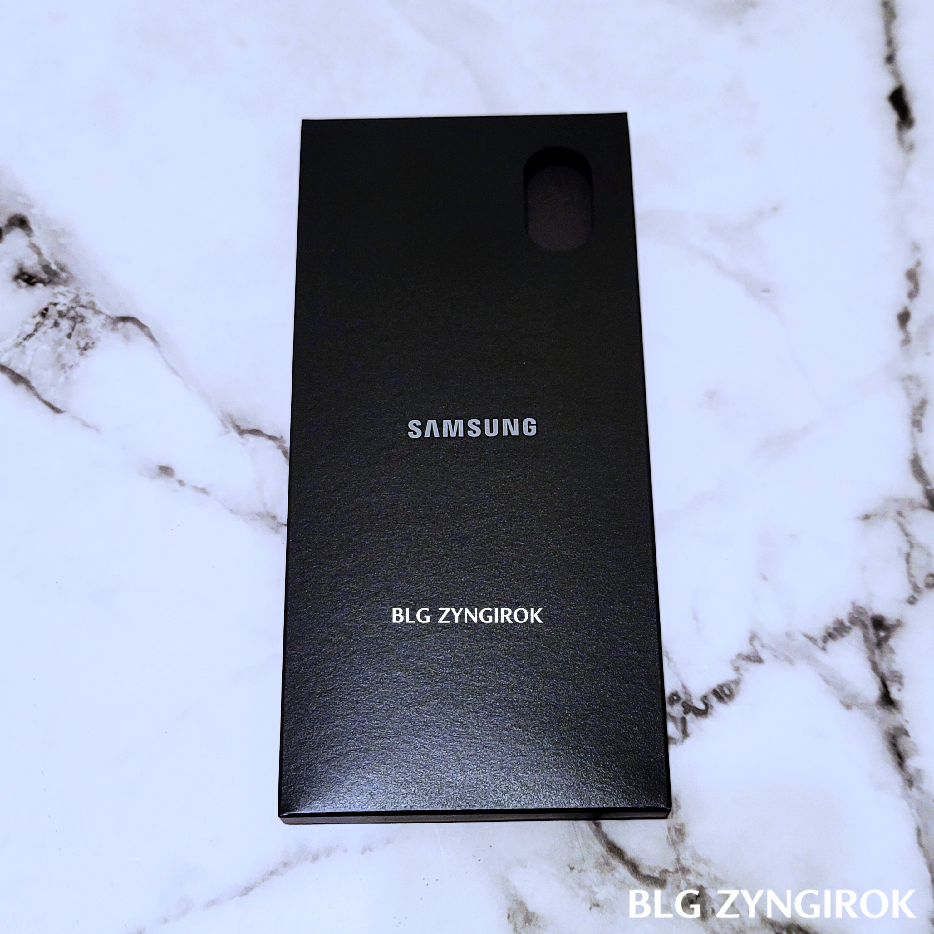 뚜껑부분에-들어있는-상자가-테이블에-놓여있다.