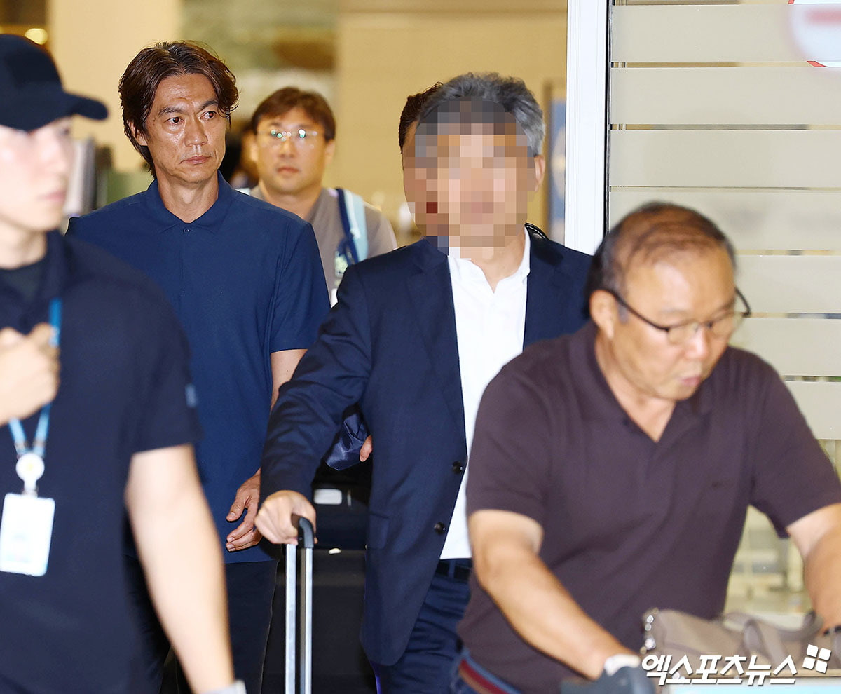 홍명보 감독 귀국, 공항서 '홍명보 나가' 외침…자진사퇴 후 첫 모습