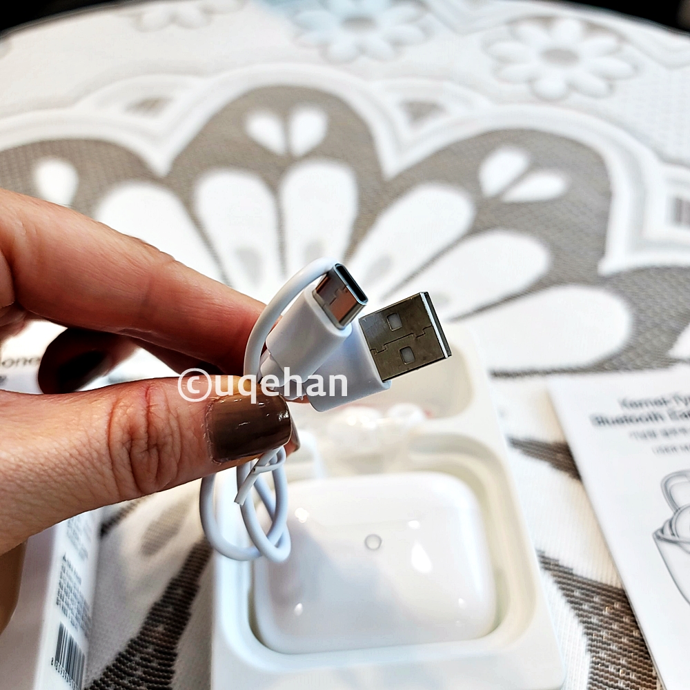 노브랜드 커널형 블루투스 이어폰의 구성품인 충전선을 들고 있다. C타입 충전선이다.