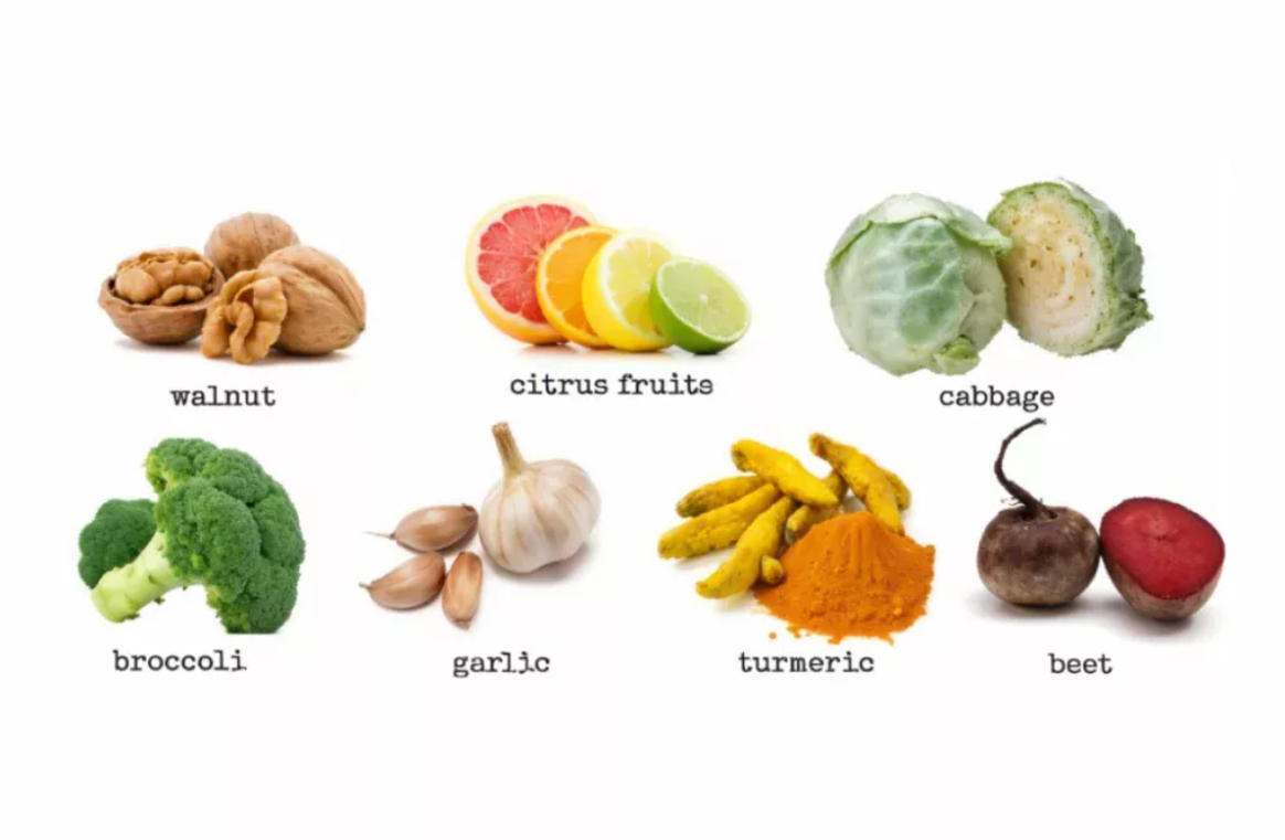 간 건강 슈퍼푸드들 &ndash; 마늘, 브로콜리, 비트, 베리류 등의 이미지