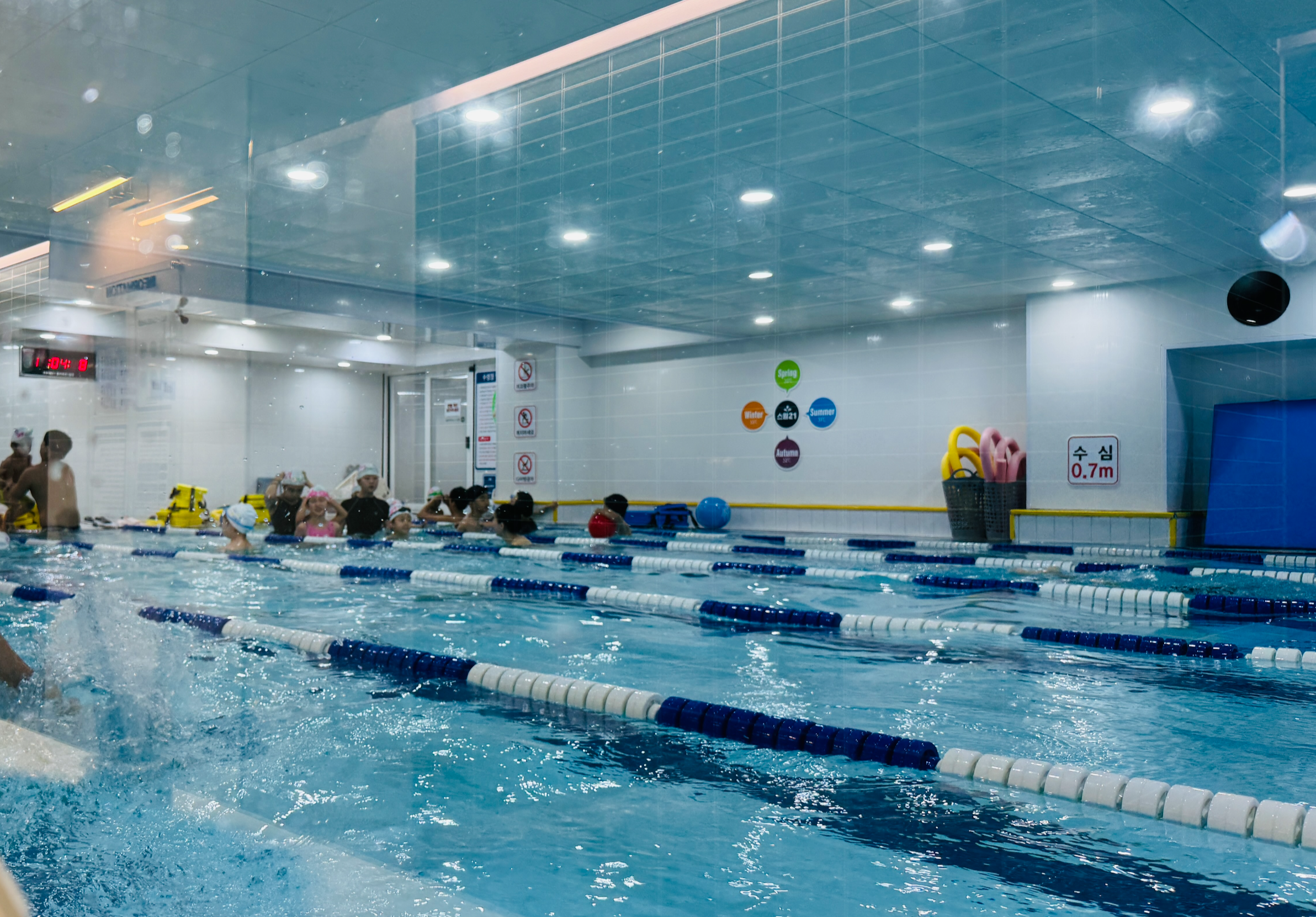 어린이 생존수영 수업이 가능한 25m 레일 수영장