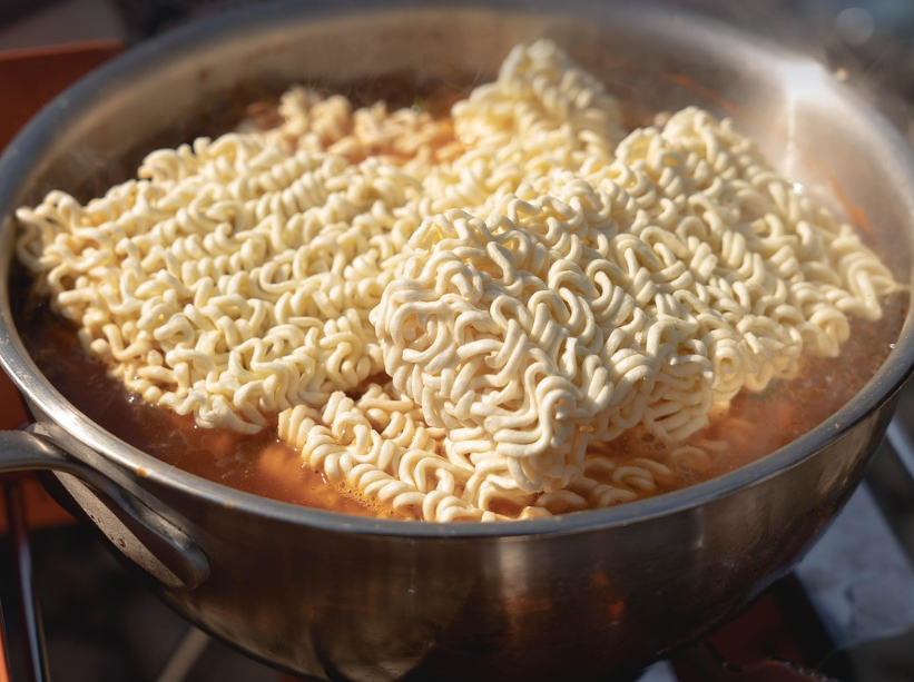 라면 끓이는 모습