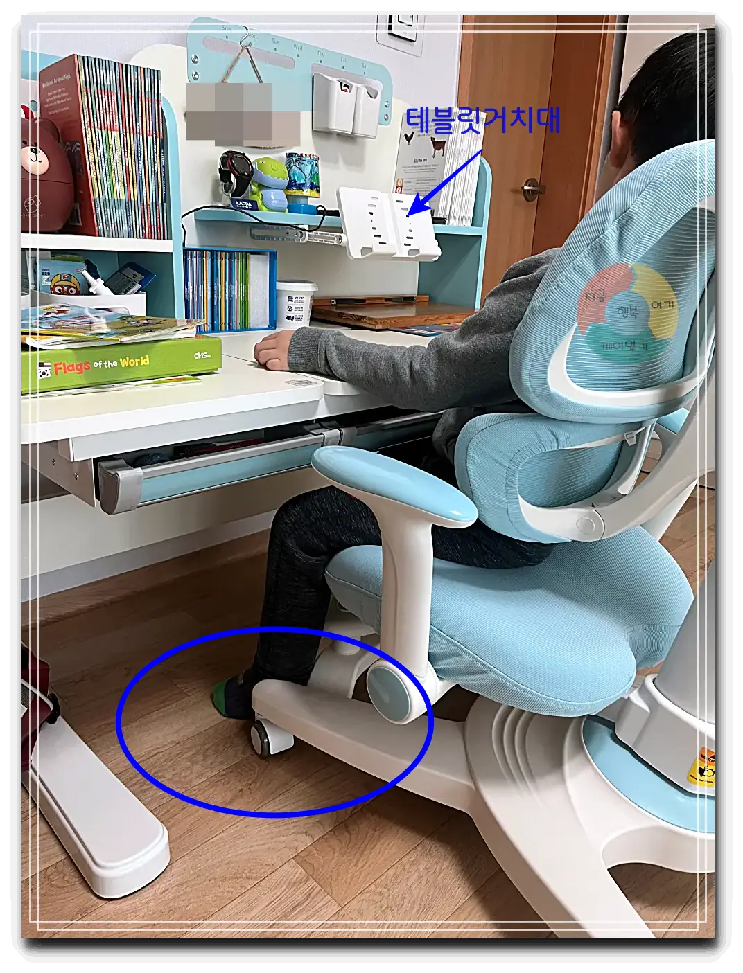 초등학생책상_책상착용컷-의자착석모습