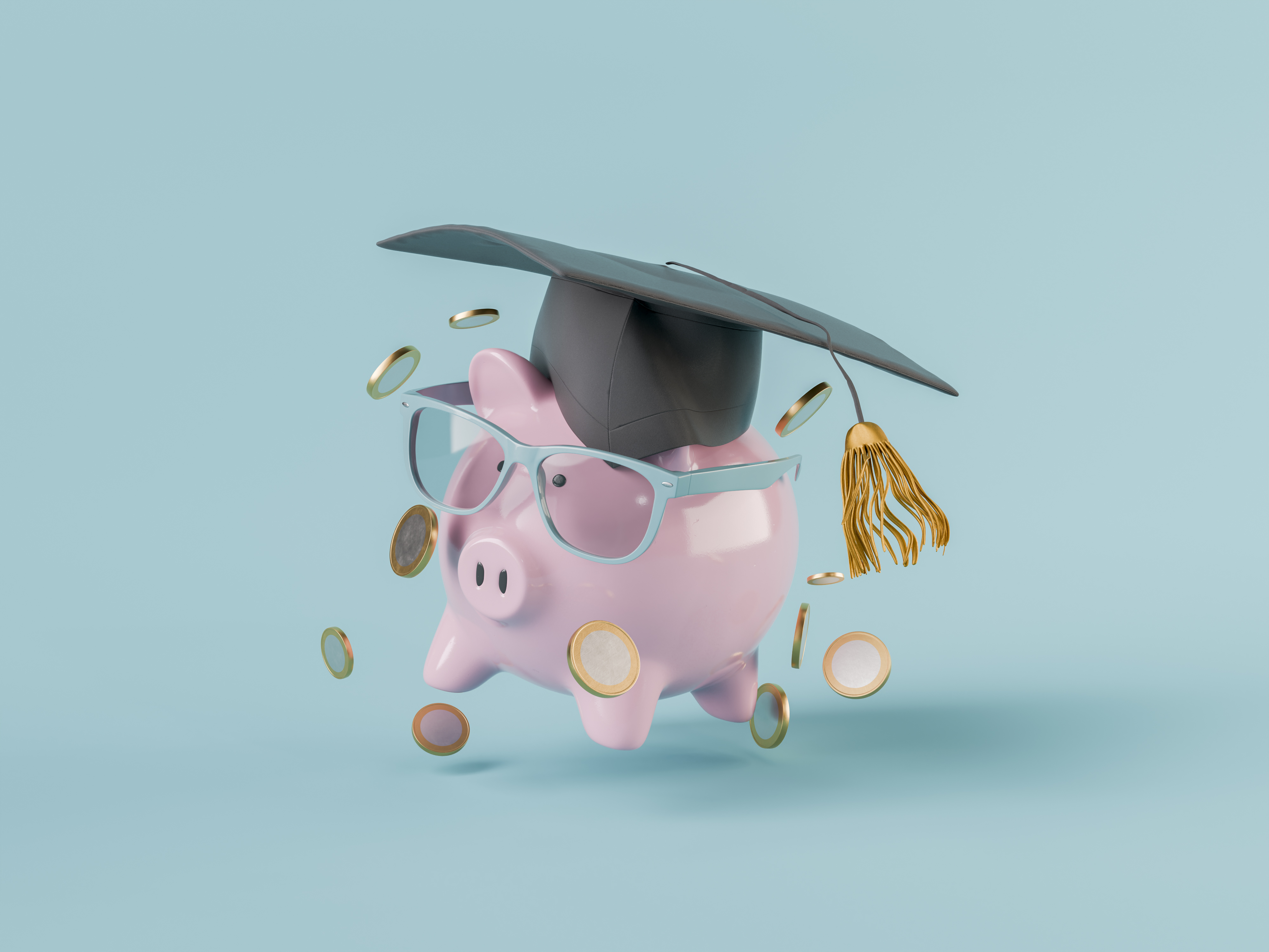 안경과 졸업 모자를 쓴 돼지 저금통 주위로 동전이 흩날리는 모습, 교육비 절약과 장학금 상징