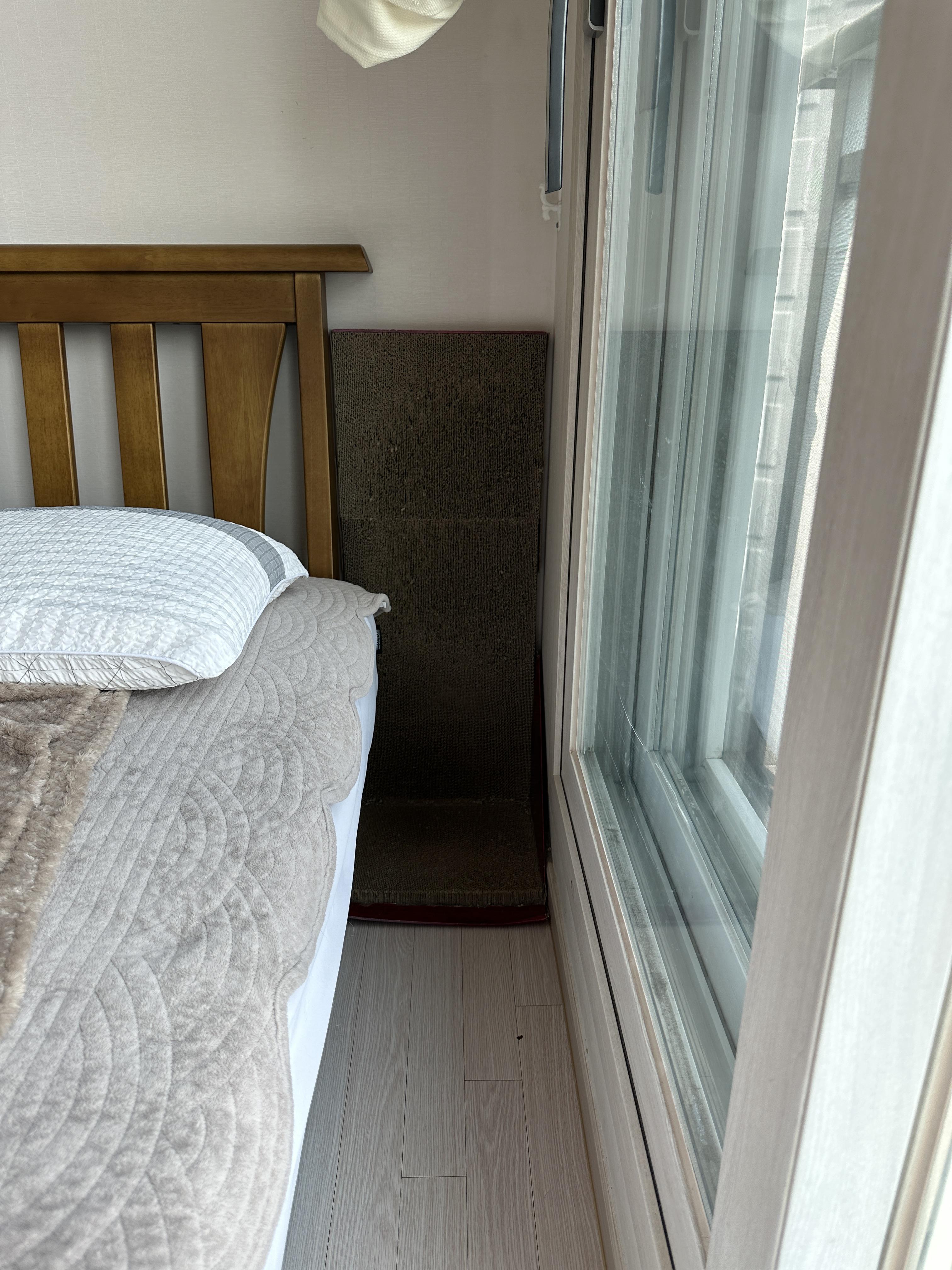 침대_옆_수직스크래쳐