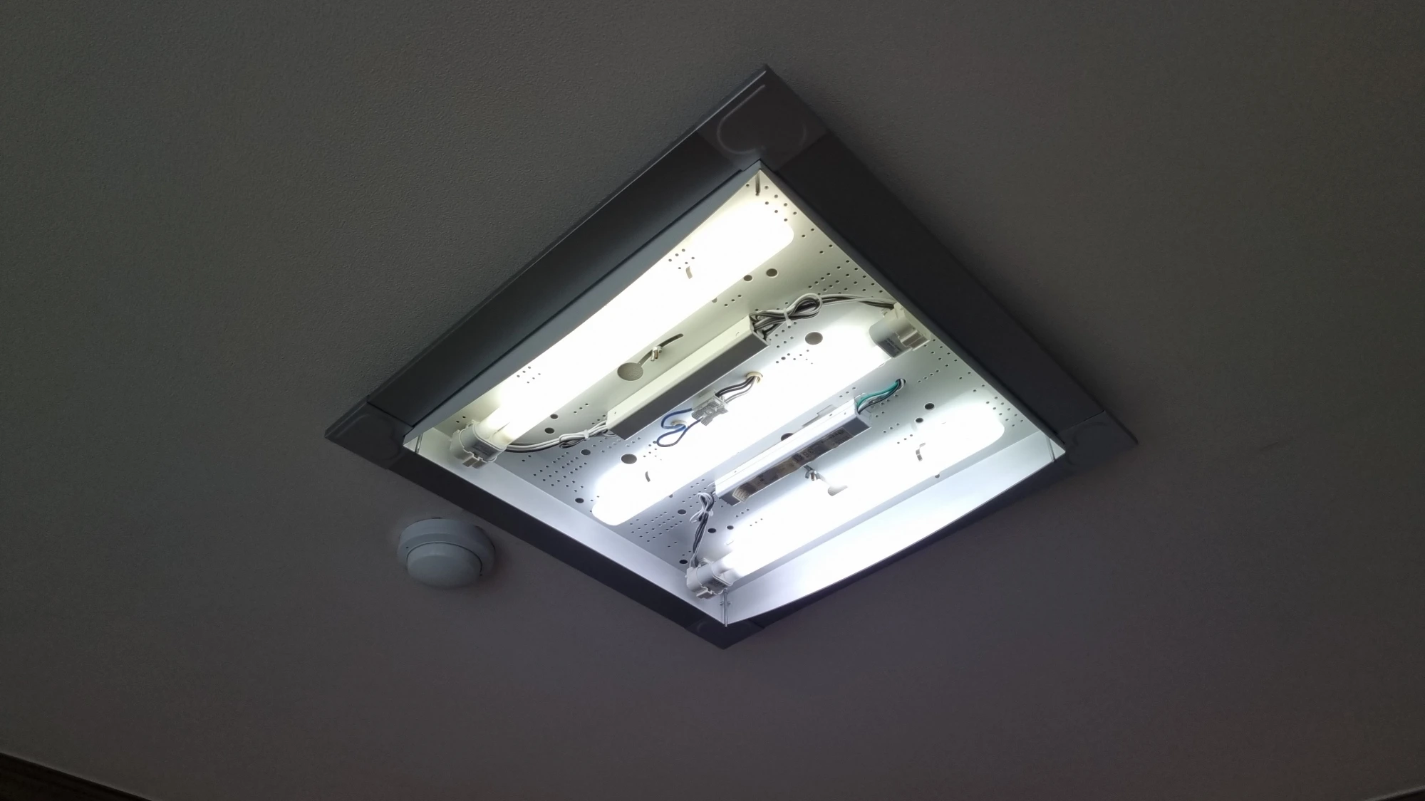 삼파장 램프 전등 수리 완료 모습