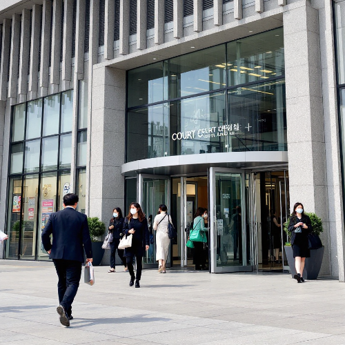 법원으로-보이는-건물에-사람들이-오고-가고-있음