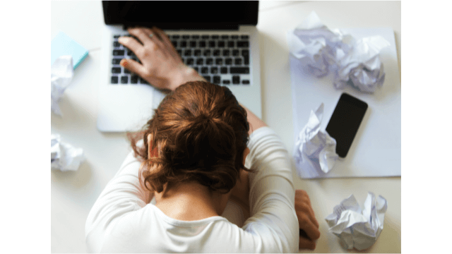 여자가-노트북-위에-자는-모습-썸네일