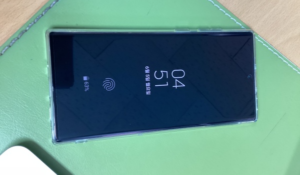 바닥에-놓여진-스마트폰