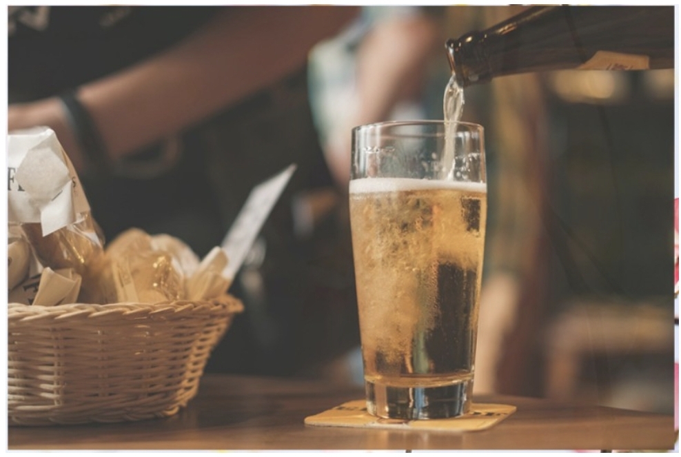 맥주를 컵에 채우고 있다