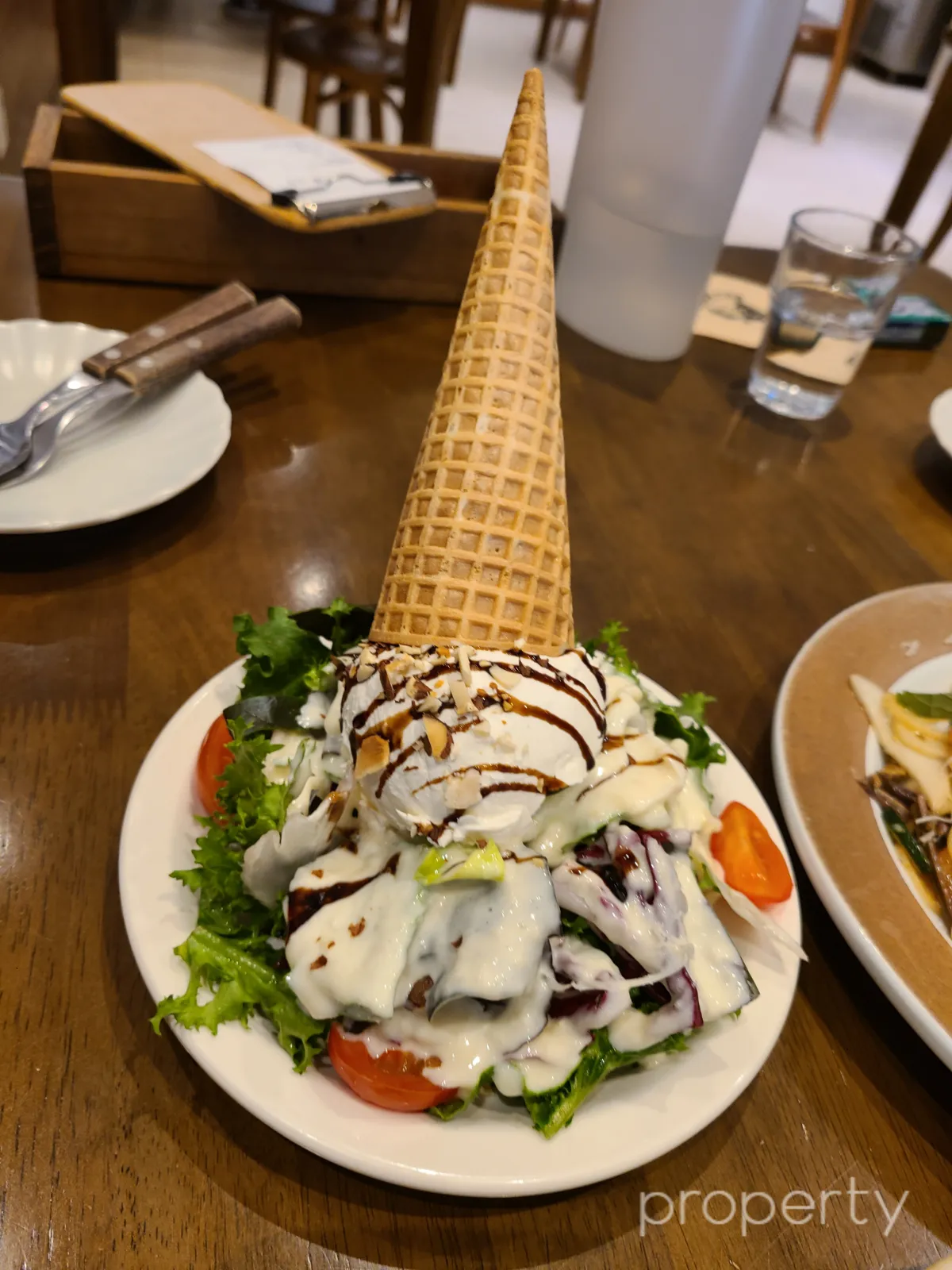 아이스크림콘이거꾸로세워진-리코타치즈샐러드-야채위에동그란리코타치즈-하얀색드레싱