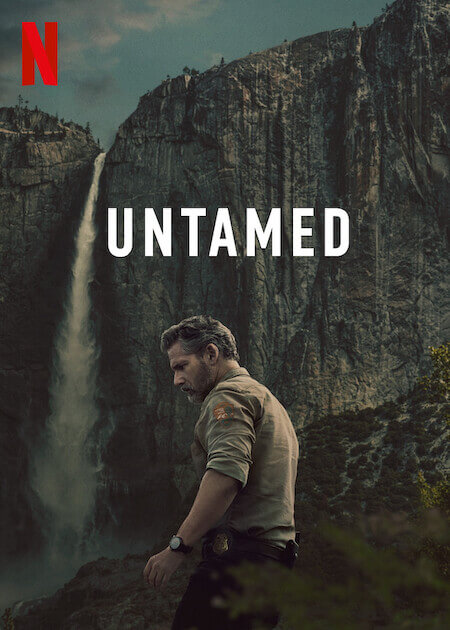 Netflix의 미니시리즈 “Untamed”를 홍보하는 공식 아트워크 : 배경에는 우뚝 솟은 요세미티 국립공원의 장엄한 절벽과 폭포 앞에 국립공원 요원 복장을 입은 주인공.