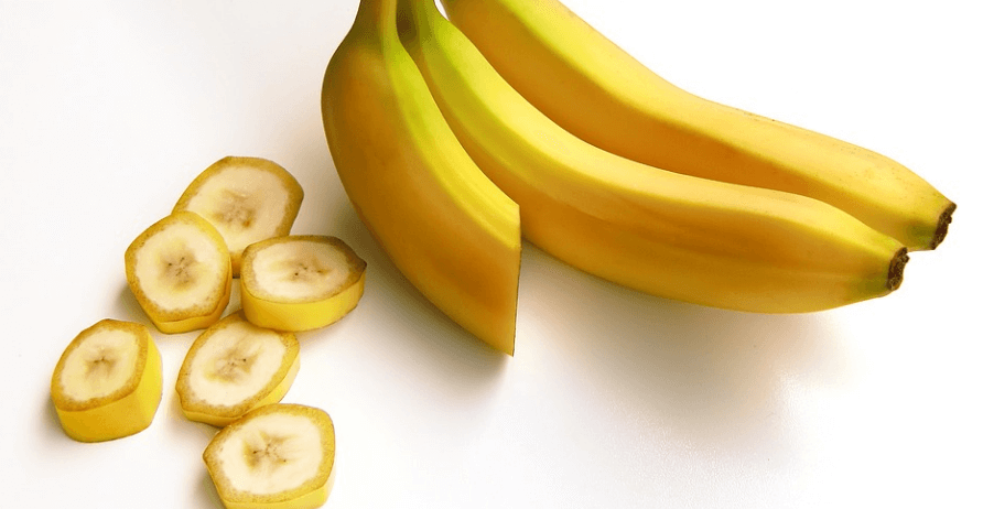 바나나 세 송이가 놓여 있다