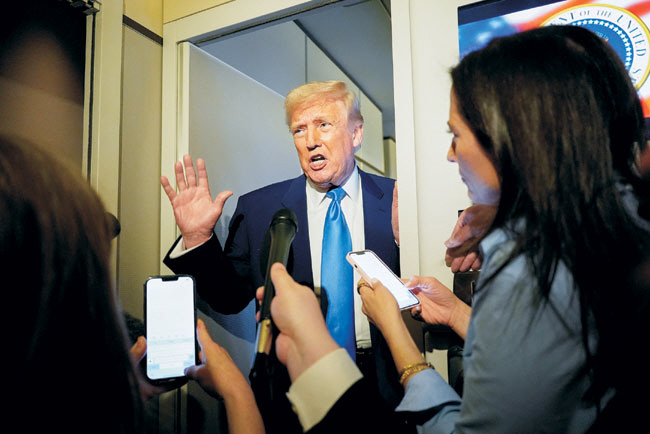 트럼프 ‘관세 킵 고잉’ 6일 도널드 트럼프 미국 대통령이 플로리다주에서 워싱턴DC로 이동하는 전용기 안에서 취재진에게 “때로는 약을 복용해야 문제를 해결할 수 있다”며 주식시장 폭락에도 관세 정책을 지속할 뜻을 밝히고 있다.