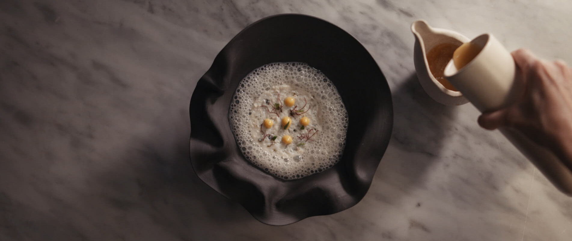 영화속-음식과-잔에-물을-따르는-모습