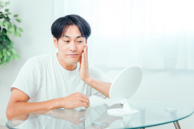 피부를 만지는 남성