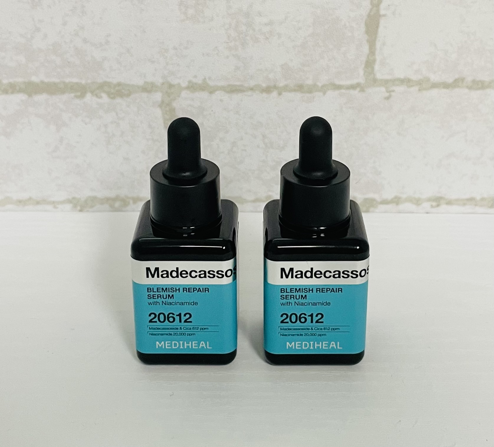다 쓴 메디힐 마데카소사이드 세럼과 새로 구매한 세럼을 같이 찍은 사진입니다.
