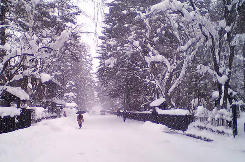 눈 덮힌 가코노다테 무가저택 거리를 걷고 있는 사람들